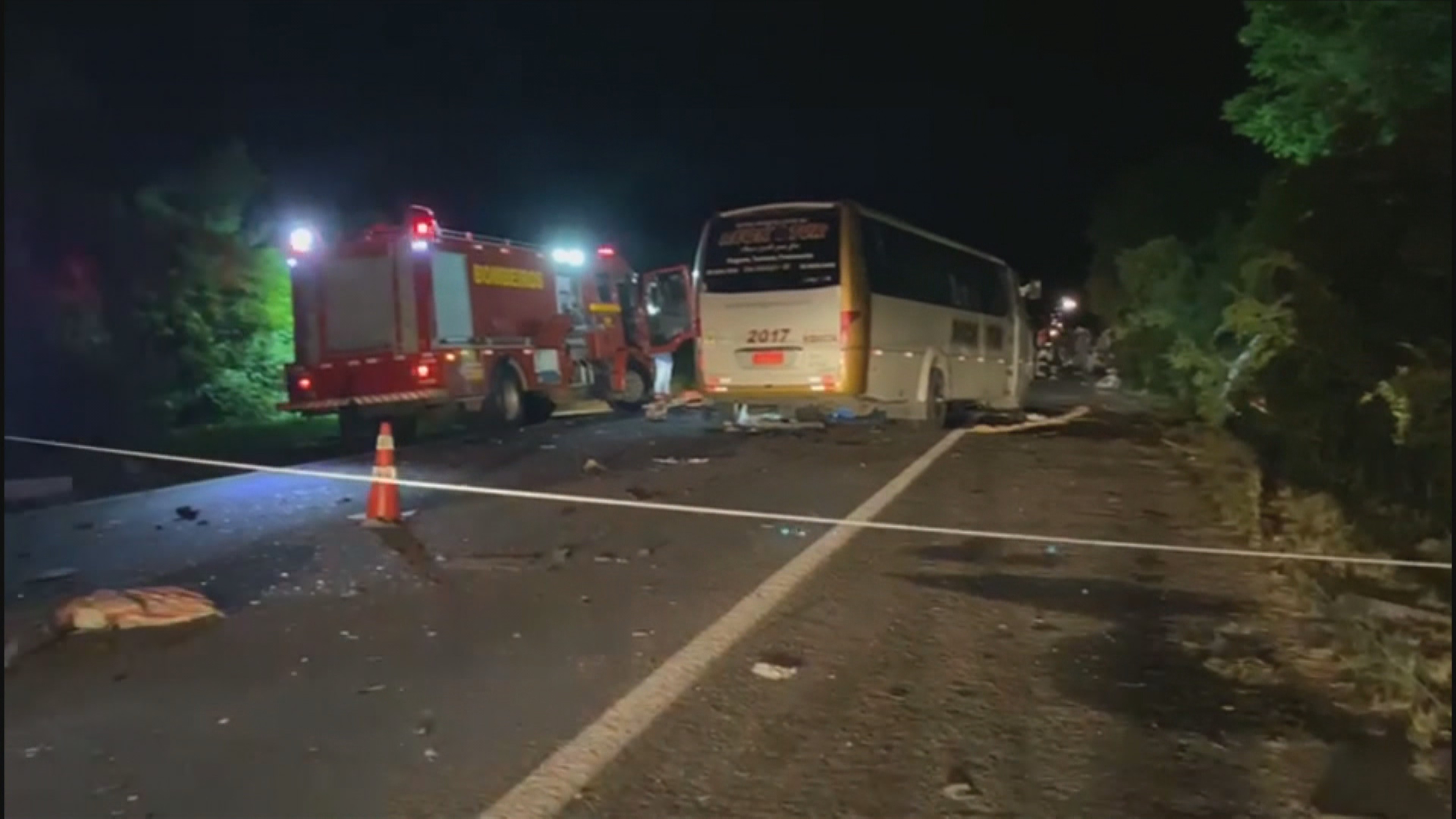 Acidente entre carreta, carro e ônibus deixa mortos na BR-290, em Rio Pardo