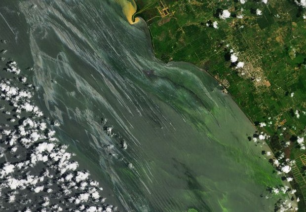 Manchas de petróleo podem ser observadas nas imagens divulgadas pela Nasa (Foto: NASA via BBC)