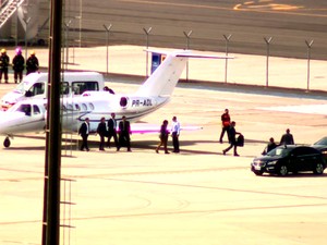 Comitiva da presidente afastada Dilma Roussef desembarca no aeroporto de Viracopos, em Campinas (Foto: Marcio Campos/ EPTV)