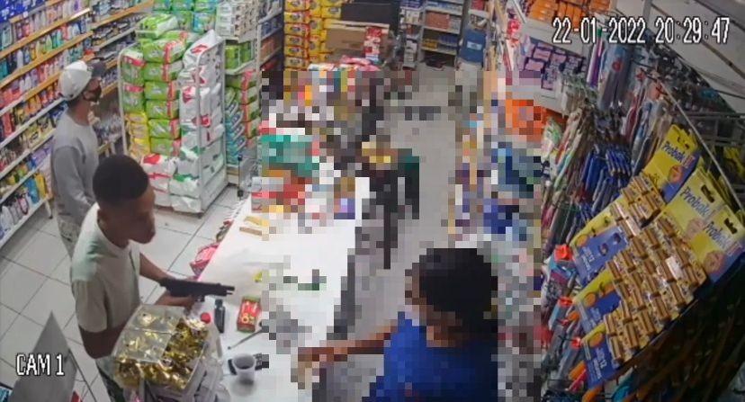 Vídeo mostra dois homens assaltando farmácia no Cabo de Santo Agostinho, no Grande Recife