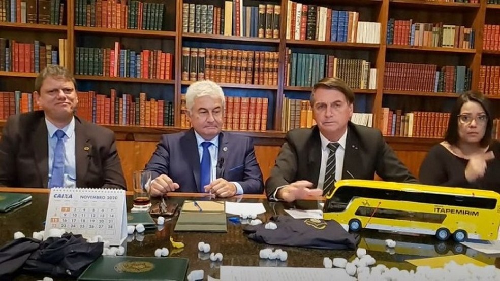 Os ministros Tarcísio Freitas e Marcos Pontes (da esq. para a direita) e o presidente Jair Bolsonaro em live — Foto: Reprodução