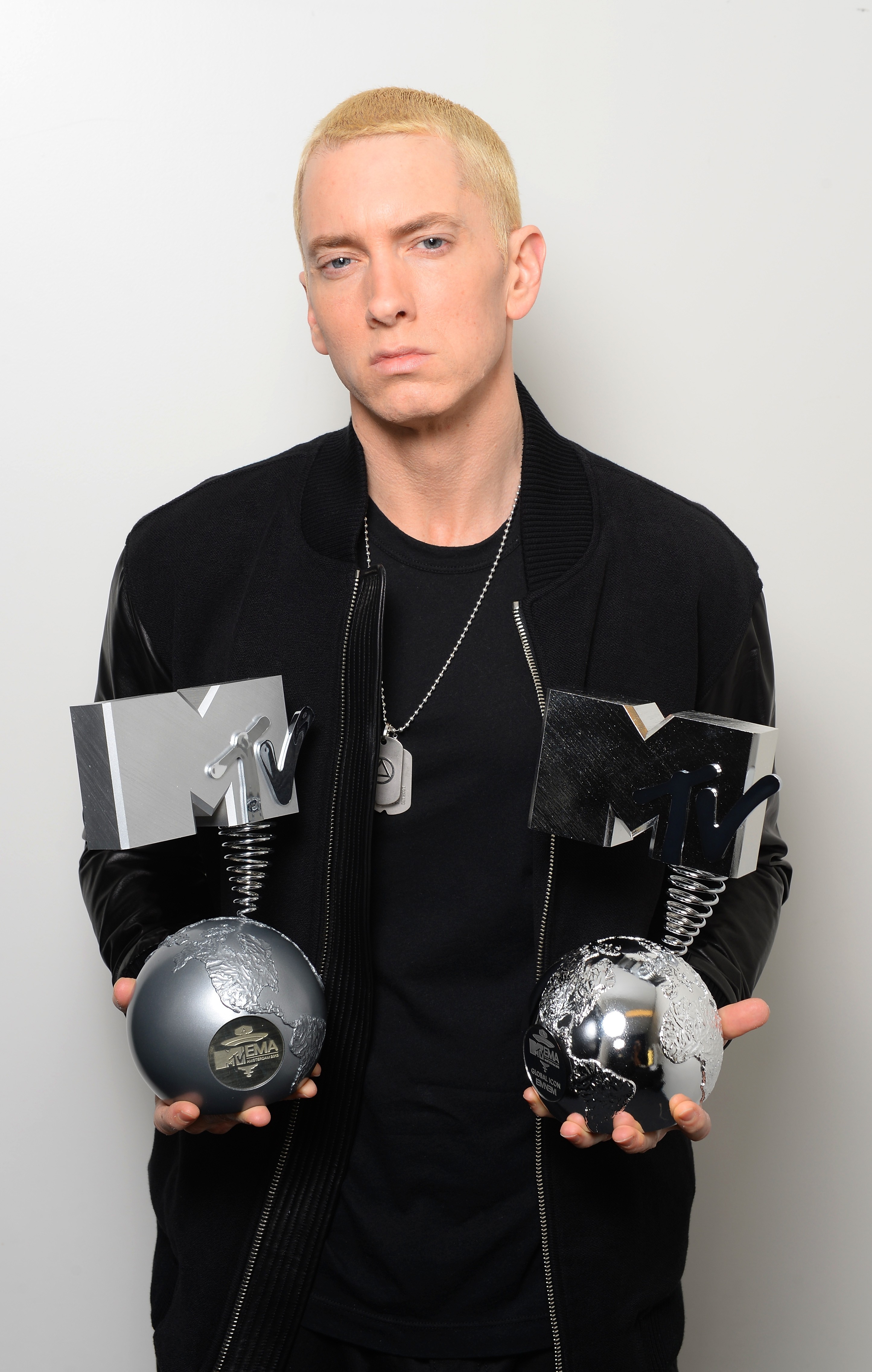 O rapper Eminem  com os troféus conquistados por ele no MTV EMA 2013 (Foto: Getty Images)
