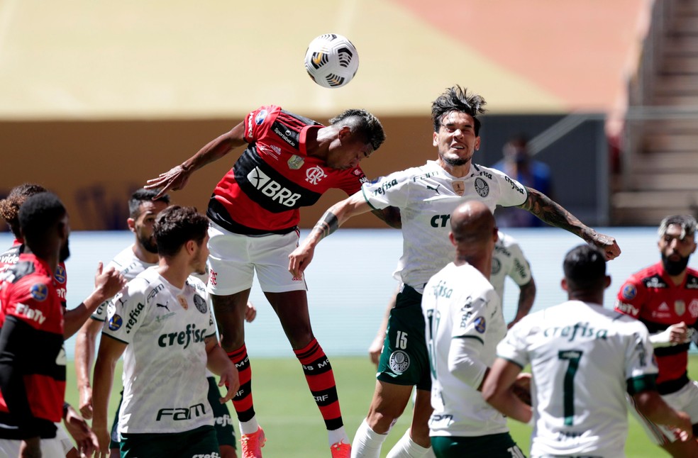 Flamengo e Palmeiras na disputa da Supercopa de 2021 &mdash; Foto: Reuters