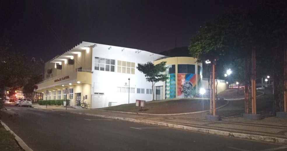 Imagem de Monteiro Lobato fica junto ao prédio da Biblioteca Municipal "Jurema Citeli", em Adamantina, — Foto: Secretaria de Cultura e Turismo/Divulgação