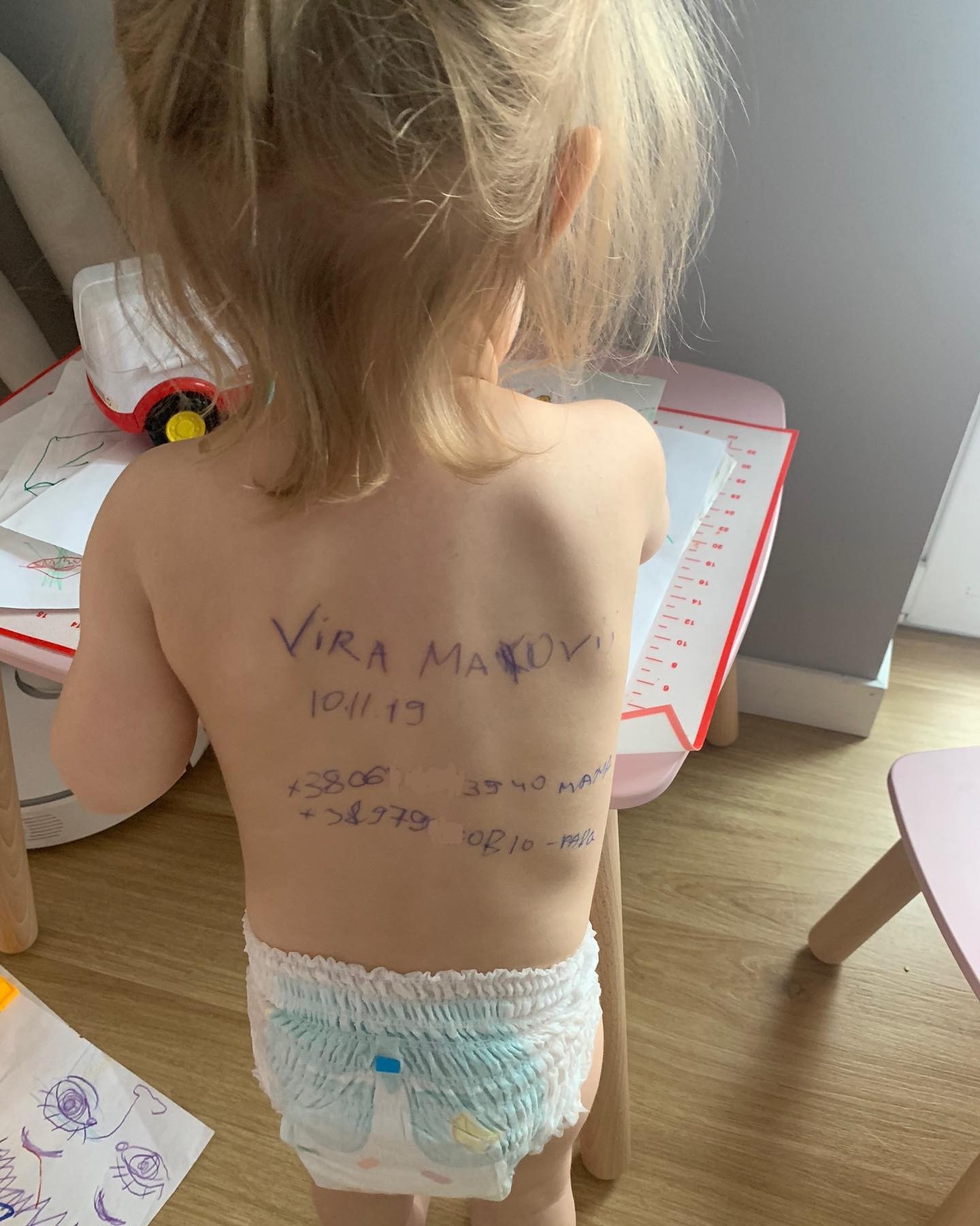 Com medo de se separar da filha ou até de morrer na guerra, mãe escreveu dados nas costas da menina (Foto: Reprodução/ Instagram)
