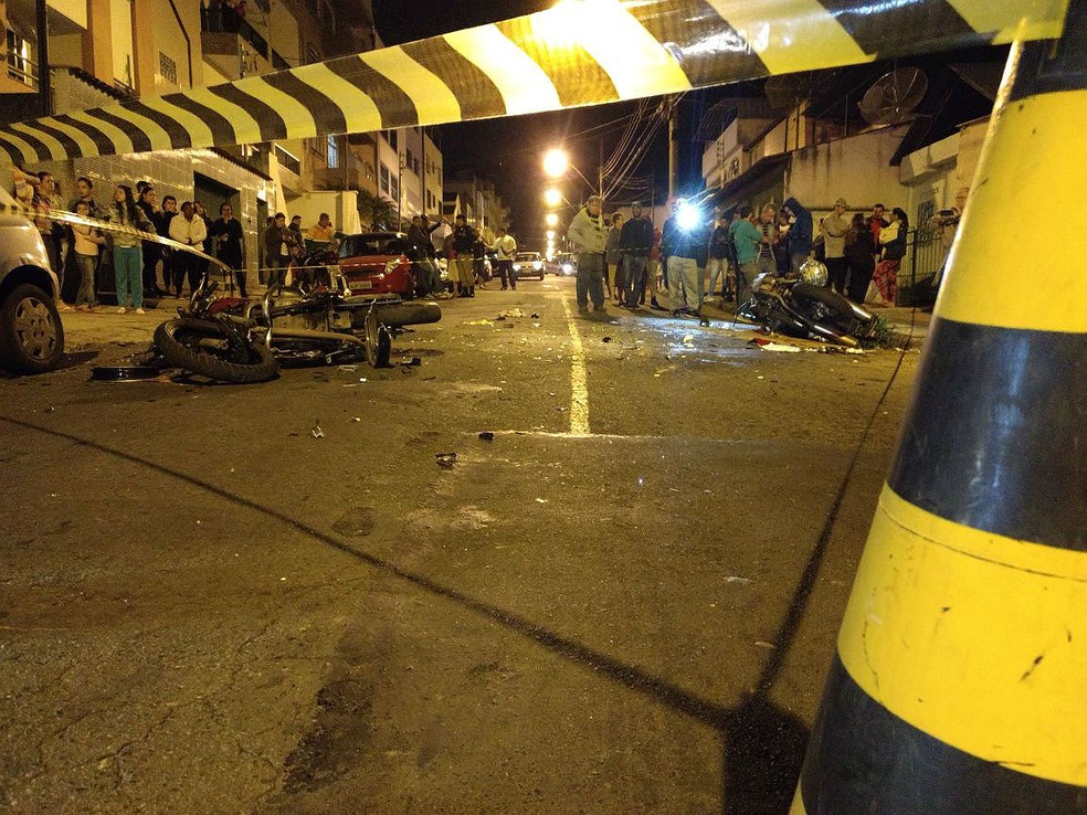 PM isolou a área até a realização da perícia no local onde motociclistas bateram de frente no Bairro Eldorado em Juiz de Fora (Foto: Fernando Gonçalves/G1)