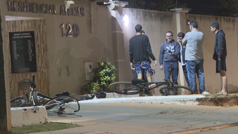 Ciclistas foram atropelados em frente ao Residencial Atenas, em Vicente Pires, no DF — Foto: TV Globo/Reprodução