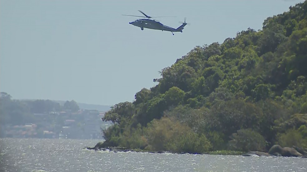 Helicóptero durante buscas por piloto desaparecido no Guaíba, em Porto Alegre — Foto: Reprodução/RBS TV