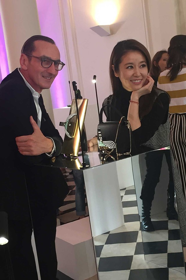 Bruno Frisoni, Creative Director of Roger Vivier, with Taiwan's TV star Ruby Lin (Foto: @SuzyMenkesVogue)
