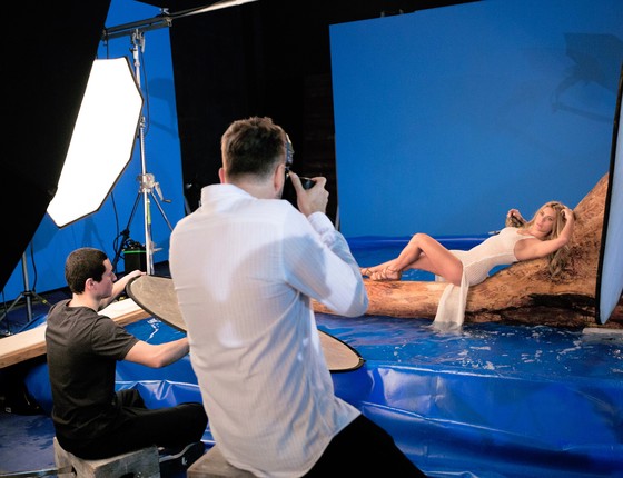 Na nova campanha publicitária que fez, Carolina Dieckmann foi clicada dentro de uma piscina montada em pleno estúdio fotográfico (Foto: Edu Lopes)