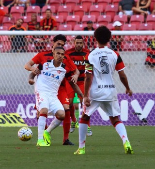 Guerrero e Arão recebem amarelo e desfalcam Flamengo contra Grêmio