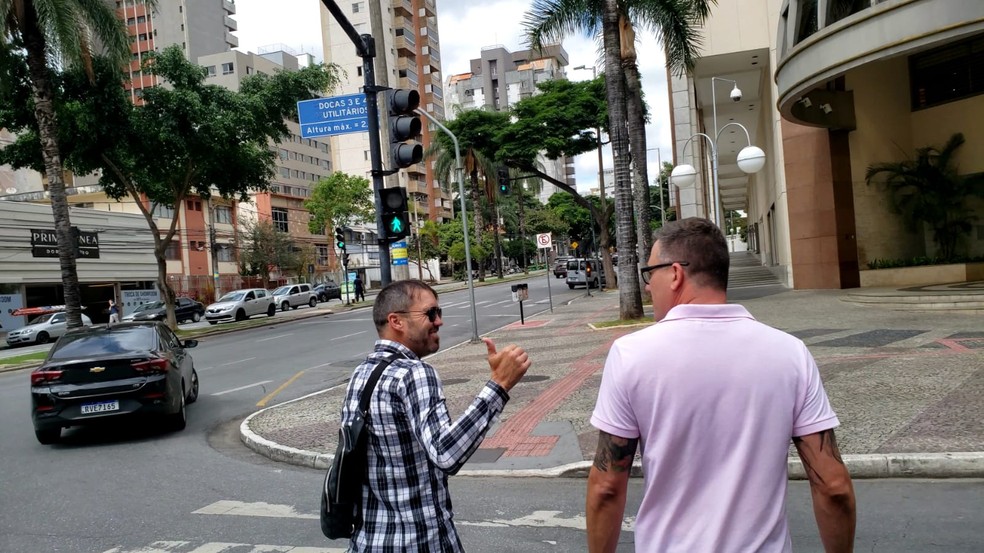 Eduardo Coudet após reunião na sede do Atlético — Foto: Fred Ribeiro 