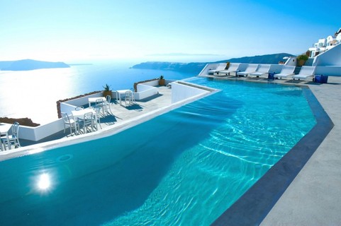 No lounge do Grace Hotel, em Santorini, na Grécia, os hóspedes podem apreciar o mar Egeu a 300 metros de altura
