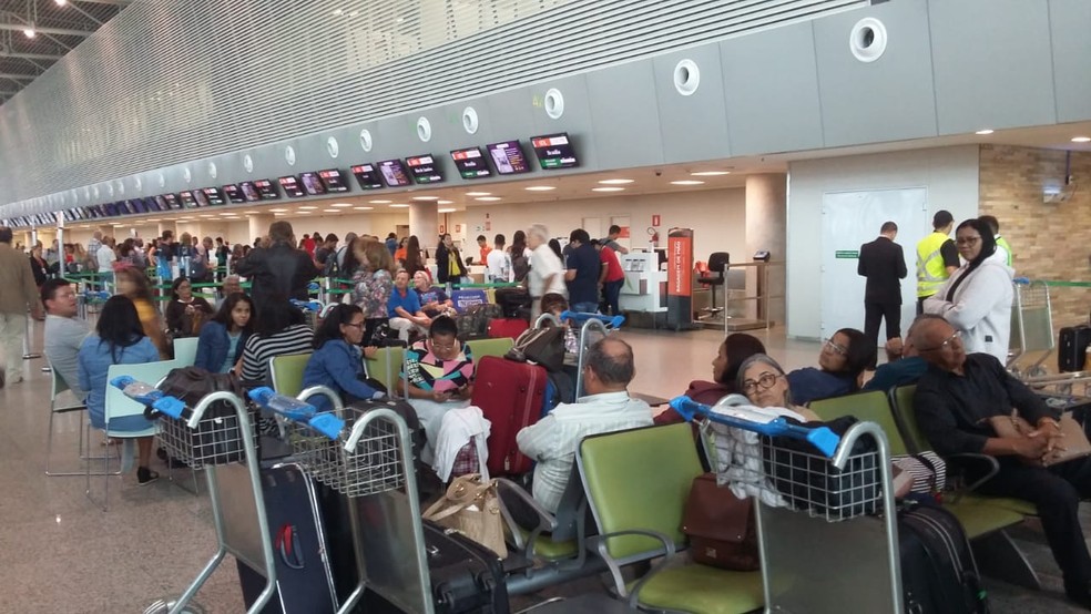 Cerca de 150 pessoas aguardam por definiÃ§Ã£o da Avianca no Aeroporto de Natal apÃ³s cancelamentos de voos â€” Foto: SÃ©rgio Henrique Santos/Inter TV Cabugi