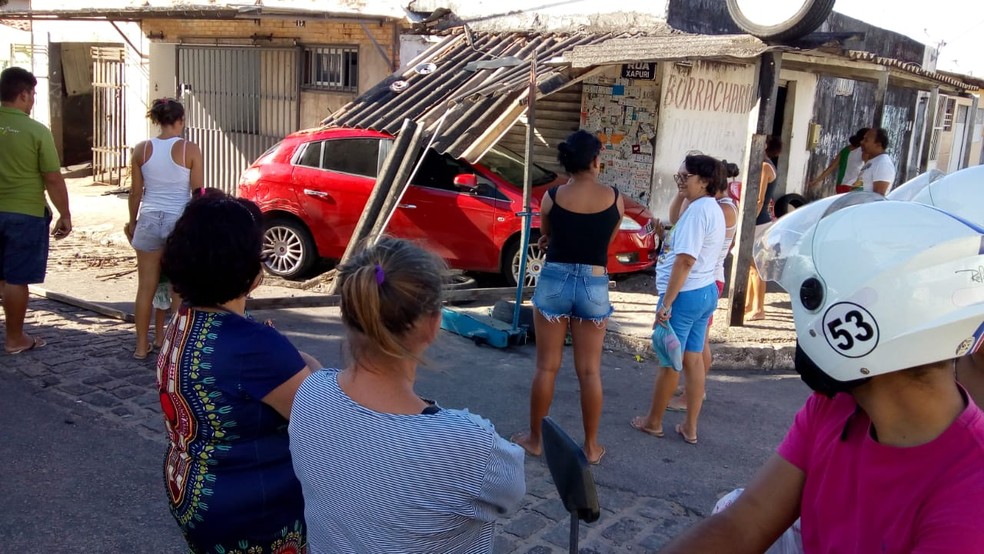 Condutor perdeu o controle e invadiu uma borracharia com o carro depois de ser baleado em Natal (Foto: Redes Sociais)