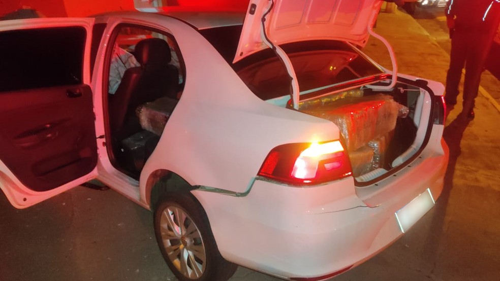 Carro bateu na parede de uma clínica odontológica e no porta-malas do veículo havia 300 quilos de maconha — Foto: Polícia Civil