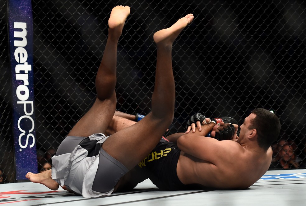 Fabricio Werdum finalizou Walt Harris com um armlock no UFC 216 (Foto: Getty Images)