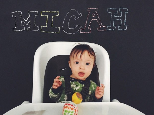 O pequeno Micah em imagem postada na sua conta no Instagram, que já reúne quase 8 mil seguidores (Foto: Reprodução / Instagram)