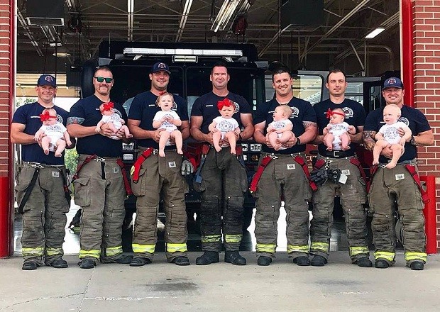 Bombeiros posam com seus bebês, nascidos em um intervalo de 15 meses (Foto: Reprodução/Facebook)