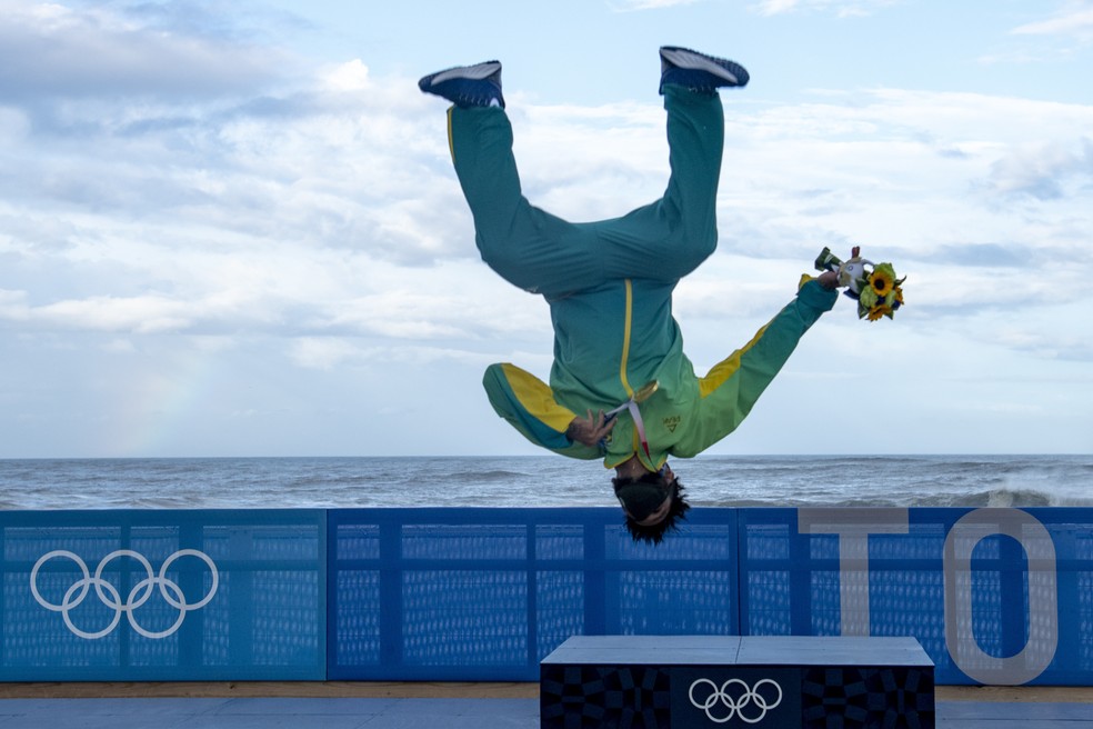 Italo Ferreira comemora ouro no surfe nas Olimpíadas com mortal — Foto: Olivier Morin - Pool/Getty Images
