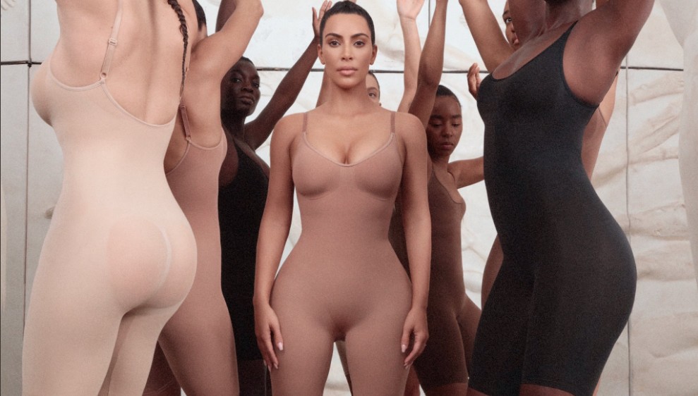 Kim Kardashian lança linha de peças modeladoras chamada Kimono (Foto: Reprodução / Twitter)