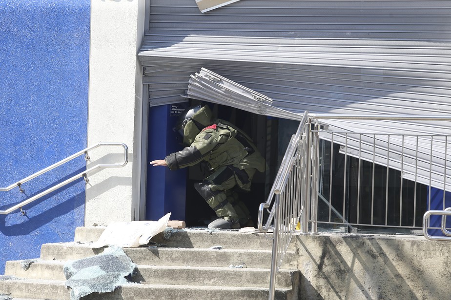 Bandidos explodiram uma agência da Caixa Econômica Federal, em frente ao Posto da PM, em Duque de Caxias