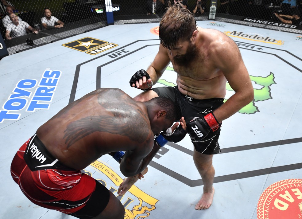 Tanner Boser acerta a joelhada que abriu caminho para o nocaute sobre Ovince St. Preux no UFC Gane x Volkov — Foto: Getty Images