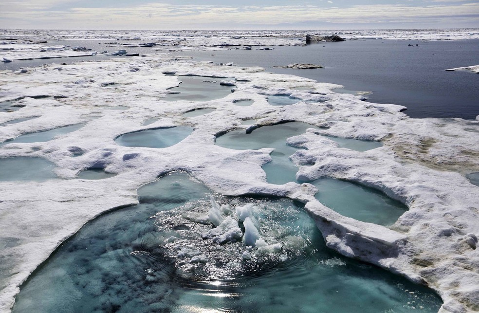 Gelo está derretendo no Mar de Chukchi, na costa do Alasca. Imagem feita pela embarcação enquanto atravessava o noroeste de Ártico (Foto: David Goldman/AP Photo)