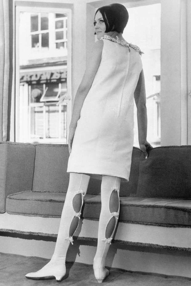 (Originalni napis) 4/2/1965-London, Anglija- Ta modna obleka, ki jo je zasnoval John Bates iz modne hiše Jean Varon, bo to poletje morda povzročila nekaj dvignjenih obrvi.  V bombažno beli barvi z močnimi rebrastimi rokavi je preprost preklop s cvetličnim ovratnikom.  Nenavadna zaloga (Foto: arhiv Bettmanna)