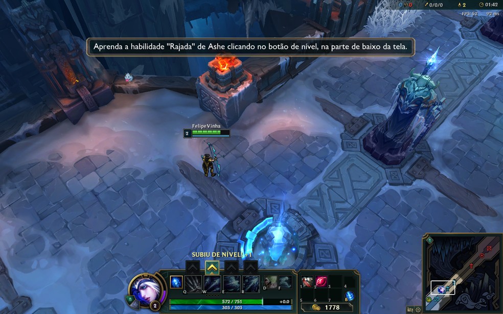 Usando habilidades em uma partida de LoL (Foto: Reprodução/Felipe Vinha)