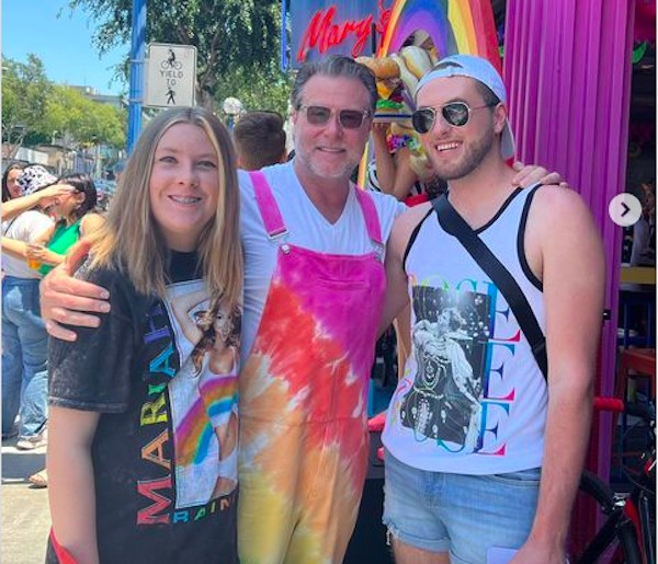O ator Dean McDermott com Liam e Jack na Parada do Orgulho LGBTQ+ de Los Angeles (Foto: Instagram)
