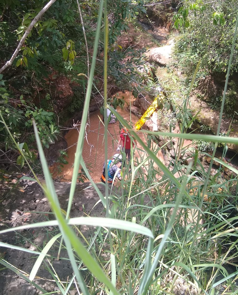 Homem ferido é resgatado por helicóptero após queda em cachoeira de Garça — Foto: Corpo de Bombeiros/Divulgação