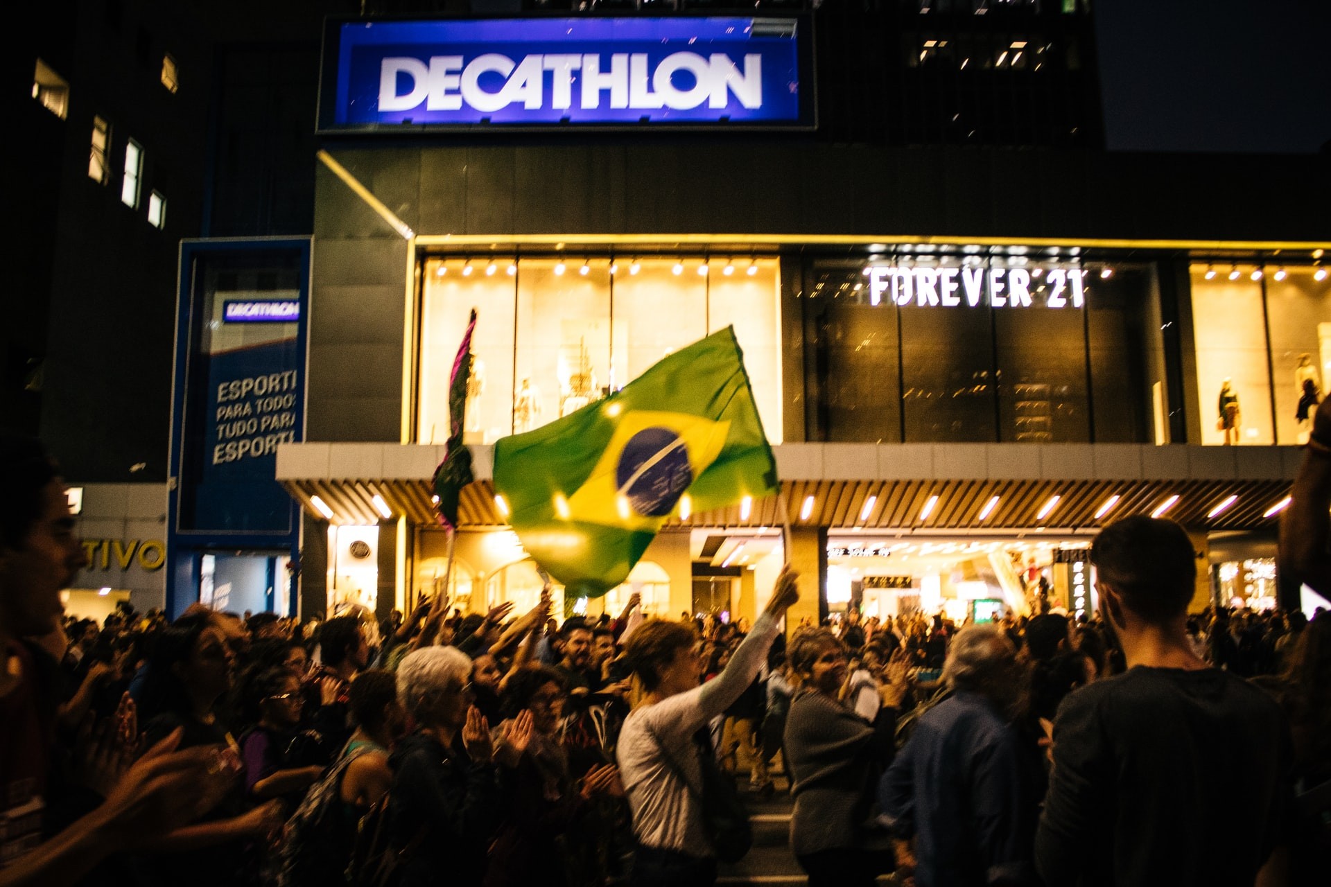 Levantamento da Ipsos mostra que três a cada quatro brasileiros estão insatisfeitos com o rumo do país  (Foto: Matheus Farias/Unsplash)