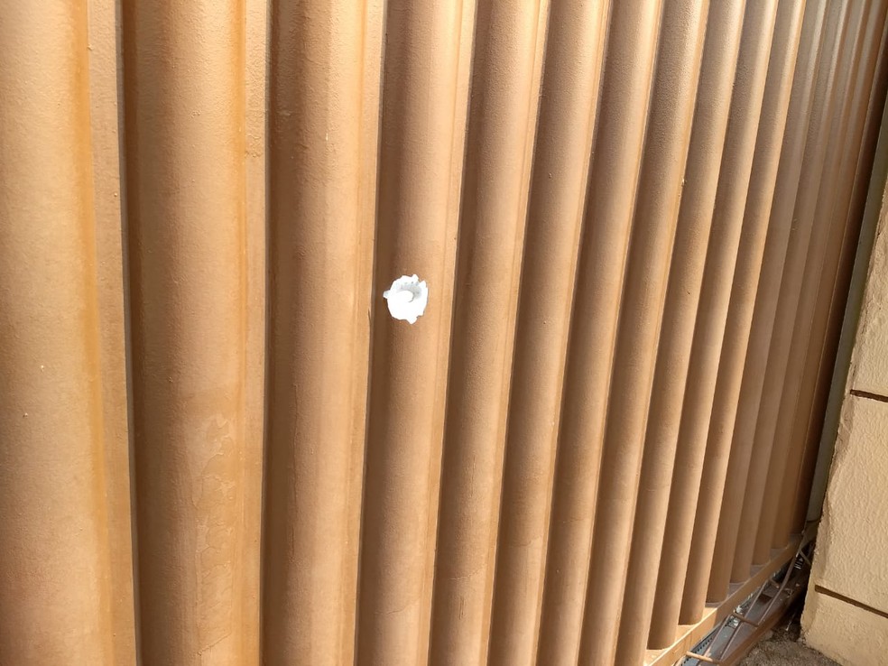 Portão de uma das casas da rua foi atingido por um tiro, em Porto Velho — Foto: Diêgo Holanda/G1