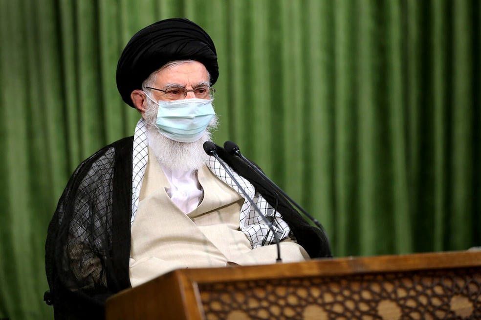 O aiatolá Ali Khamenei de máscara em um encontro com advogados, em 11 de julho de 2020 — Foto: Divulgação Presidência do Irã/Via Reuters