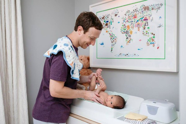 Mark Zuckerberg trocando a fralda de sua filha (Foto: Facebook)