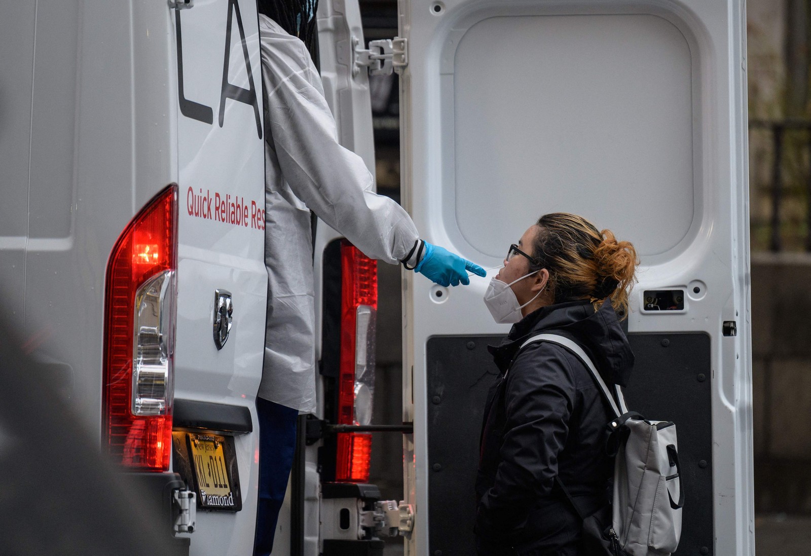 Mulher passa por teste de Covid-19 em uma van de teste móvel, na cidade de Nova York. Os EUA registraram mais de 1 milhão de casos de Covid-19 em 3 de janeiroAFP