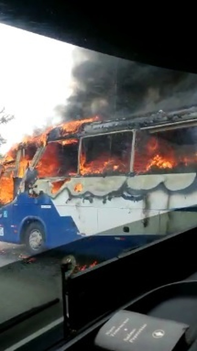 nibus pega fogo na BR-153, em Morrinhos