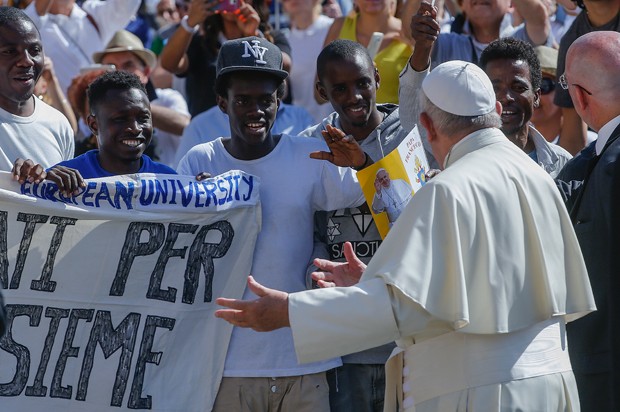 Refugiados se encontram com papa durante audiência na praça São Pedro (Foto: Fabio Frustaci/AP)