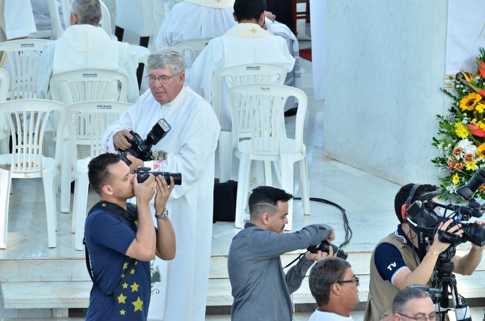 Padre Casemiro costumava tirar fotos das celebrações na Paróquia Nossa Senhora da Saúde  — Foto: Divulgação/Pascom Brasilia 