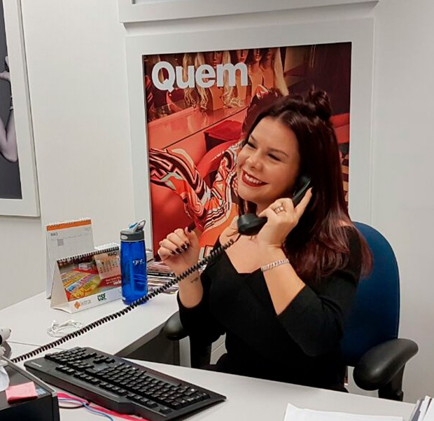 Fernanda Souza se diverte na redação da QUEM (Foto: Eduardo Garcia/ Ed. Globo)