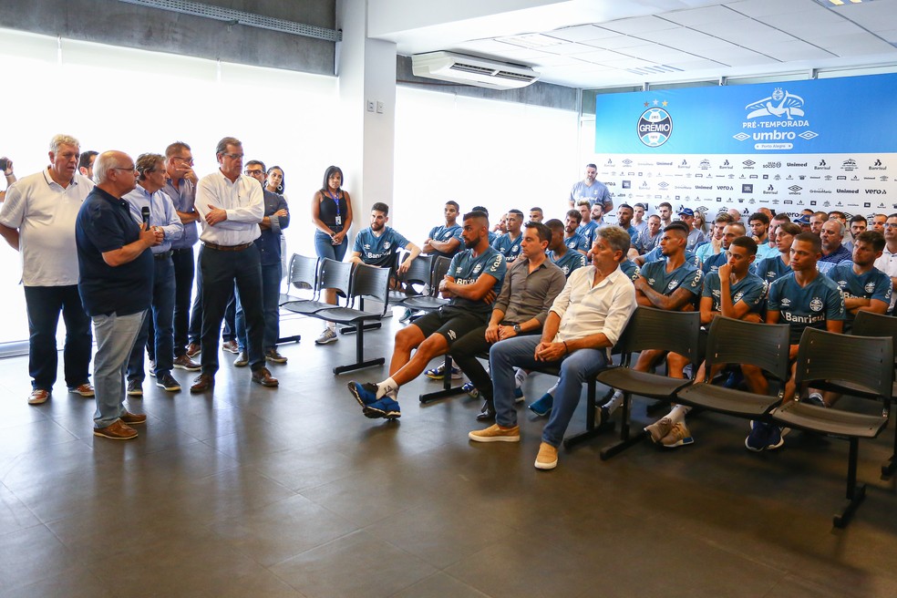 Romildo Bolzan e vice-presidentes em reapresentação do Grêmio — Foto: Lucas Uebel/Grêmio