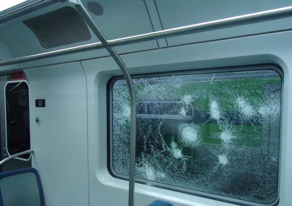 Janela de trem do Metrô do Recife foi atingida por pedrada — Foto: CBTU/Divulgação