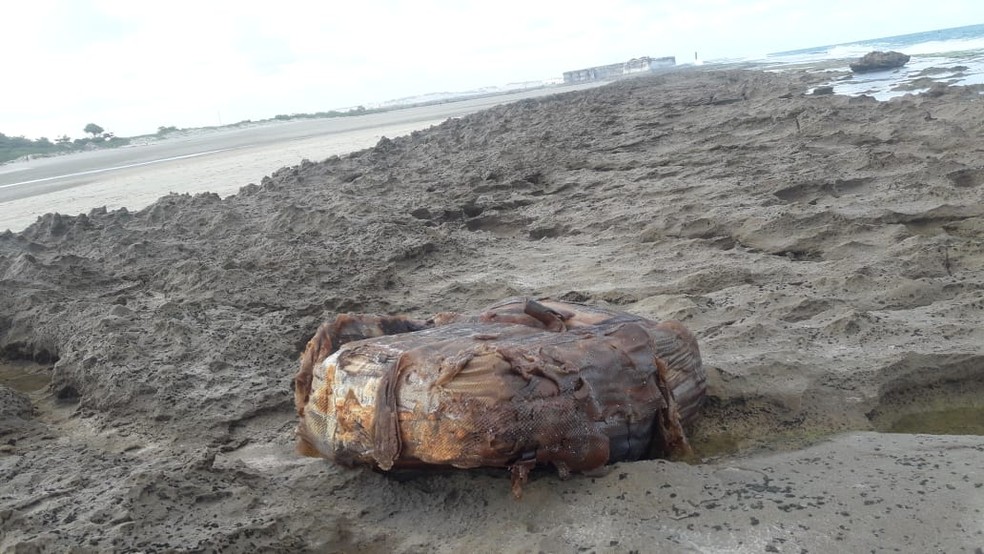 Pacote também foi encontrado na Praia do Forte, em Natal  — Foto: Heloisa Guimarães/Inter TV Cabugi