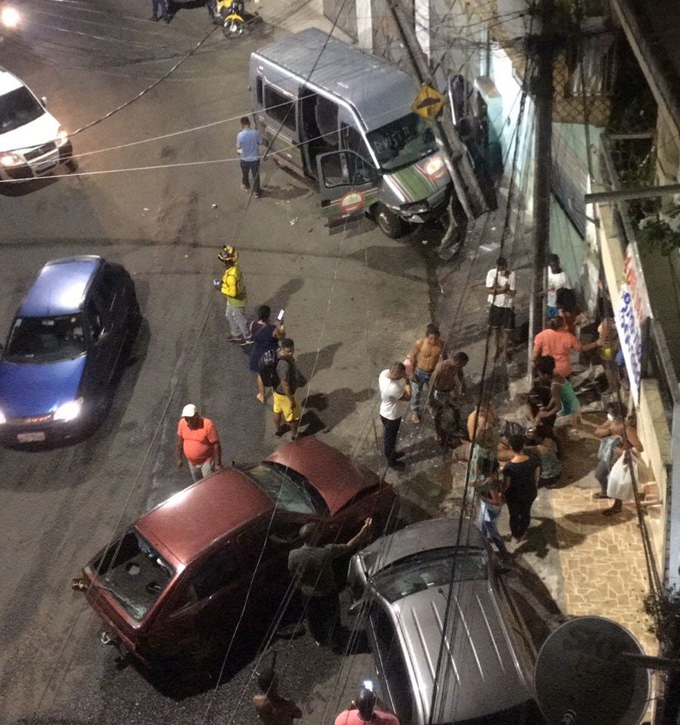 Van bate em poste e deixa feridos no bairro de Boa Vista de São Caetano  — Foto: Redes Sociais