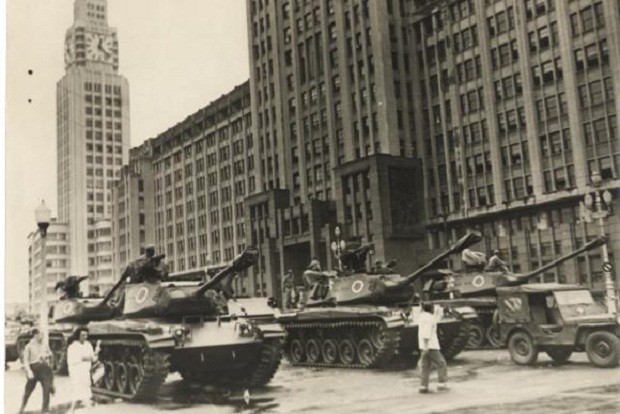 Tanques do Exército ocupam as ruas do Rio de Janeiro no golpe de 1964 (Foto: Arquivo Nacional)