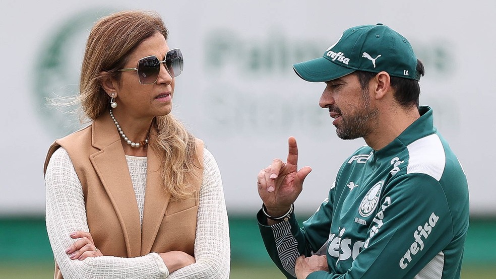 Leila Pereira e Abel Ferreira durante treino do Palmeiras na Academia de Futebol — Foto: Cesar Greco