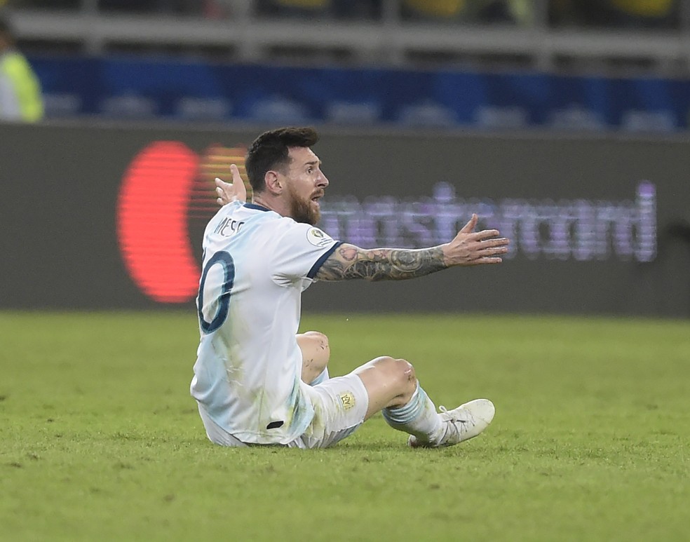 Messi reclama da arbitragem no Mineirão — Foto: André Durão