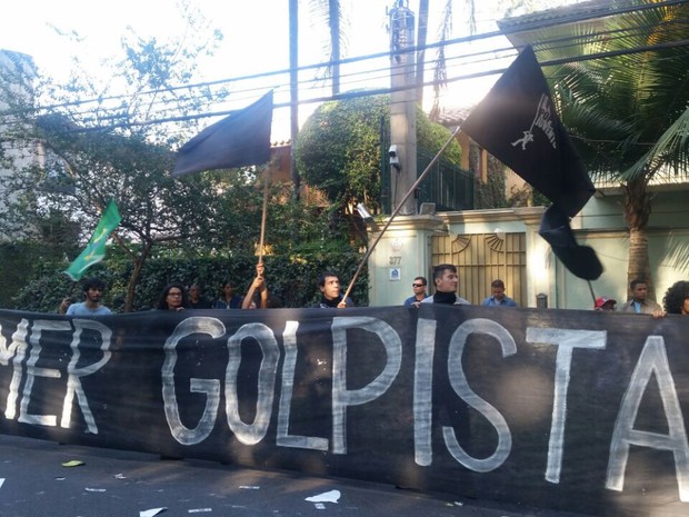Manifestantes com faixa 'Temer Golpista' em frente à casa do vice-presidente (Foto: Tatiana Santiago/G1)