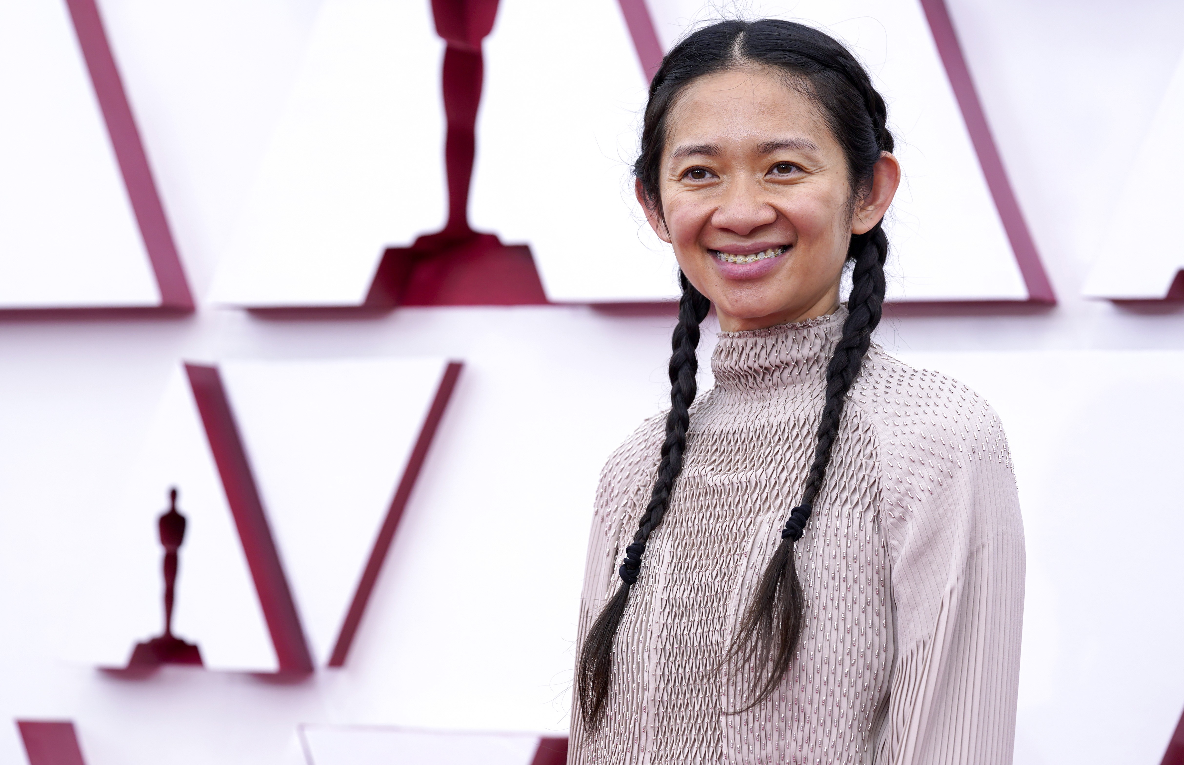 Chloé Zhao no red carpet do Oscar (Foto: Getty Images)